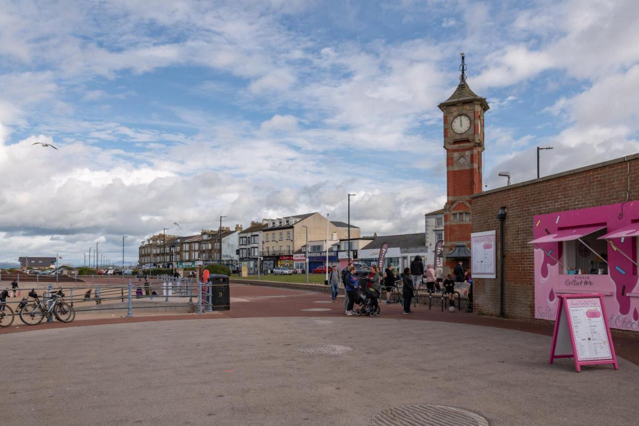 The Croston Balcony Apartment- Morecambe Central Promenade, Beach Front And Sea Views Eksteriør billede