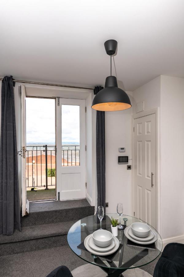 The Croston Balcony Apartment- Morecambe Central Promenade, Beach Front And Sea Views Eksteriør billede